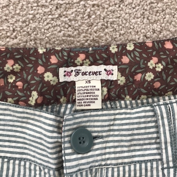 Foever21 pinstripe shorts - Picture 3 of 4